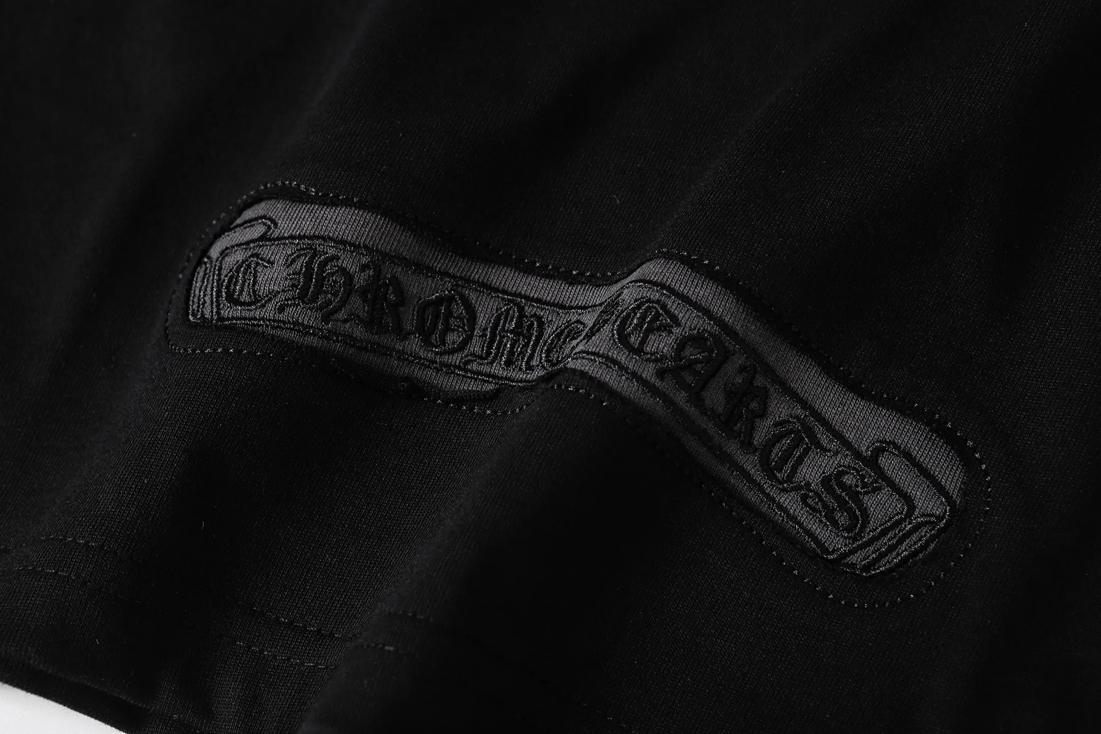 P160 Chrome Hearts CH Chrome Hearts Heavy Industry patch embroidered cross ✝️Short-sleeved T-shirt Use imported Tajima machine embroidery Correctly configured Black 2025 Chrome Hearts nylon bag authentic packaging 260 grams of custom-dyed double-yarn cotton Large version Loose and stylish Differentiated from low version slim and long version The upper body pulls the hips 100% commitment: top quality Do not make fast food The highest version on the market Top quality - different from those ordinary versions on the market If you care about quality, you should also respect the price. Absolutely 0 after-sales service and 0 return rate so far. It’s hard not to love the style - 260g custom-dyed double yarn fabric - Correct high-density main mark, washed tag, hand-sewn